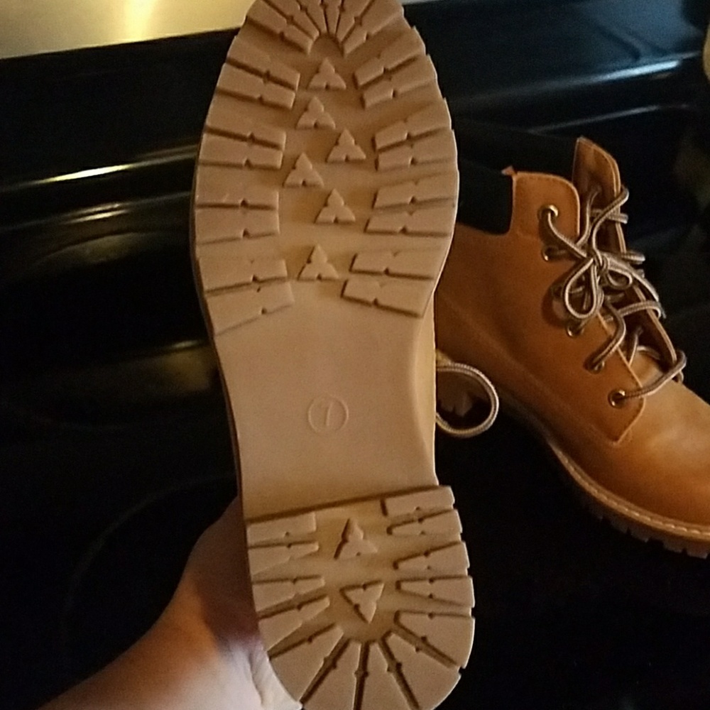 Tan boots - Picture 2 of 2
